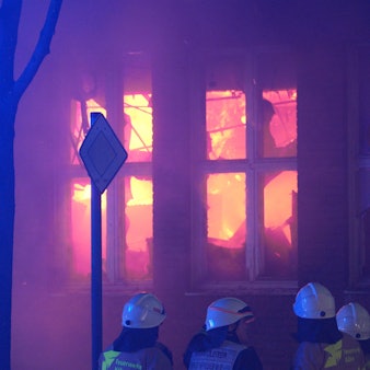 Zwei Jugendliche meldeten am Sonntagabend (19.1.) den Brand in einem zentralen Sammellager für Spenden in Kalk.
