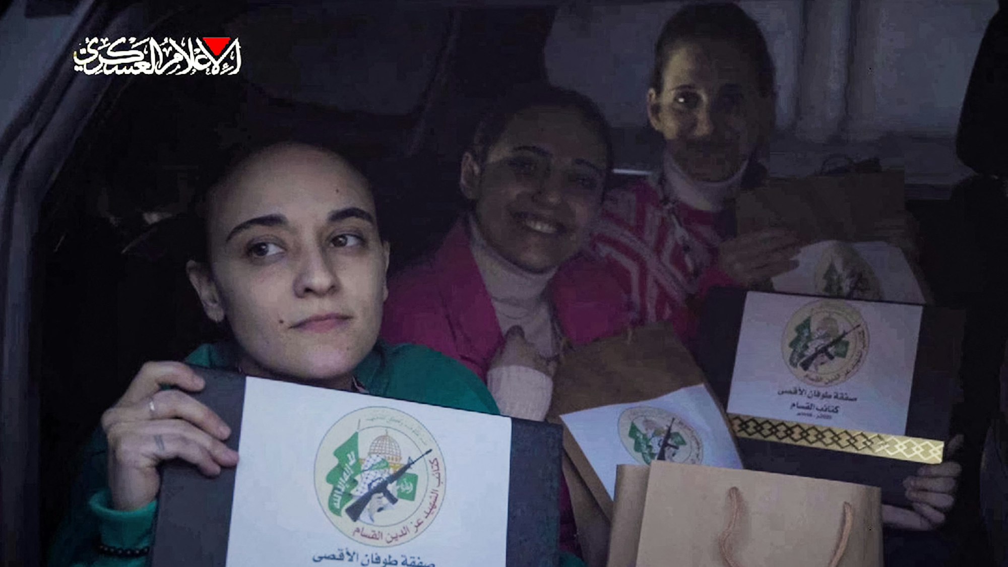 Die drei israelischen Geiseln mussten bei ihrer Freilassung mit „Geschenktüten“ der Hamas posieren.