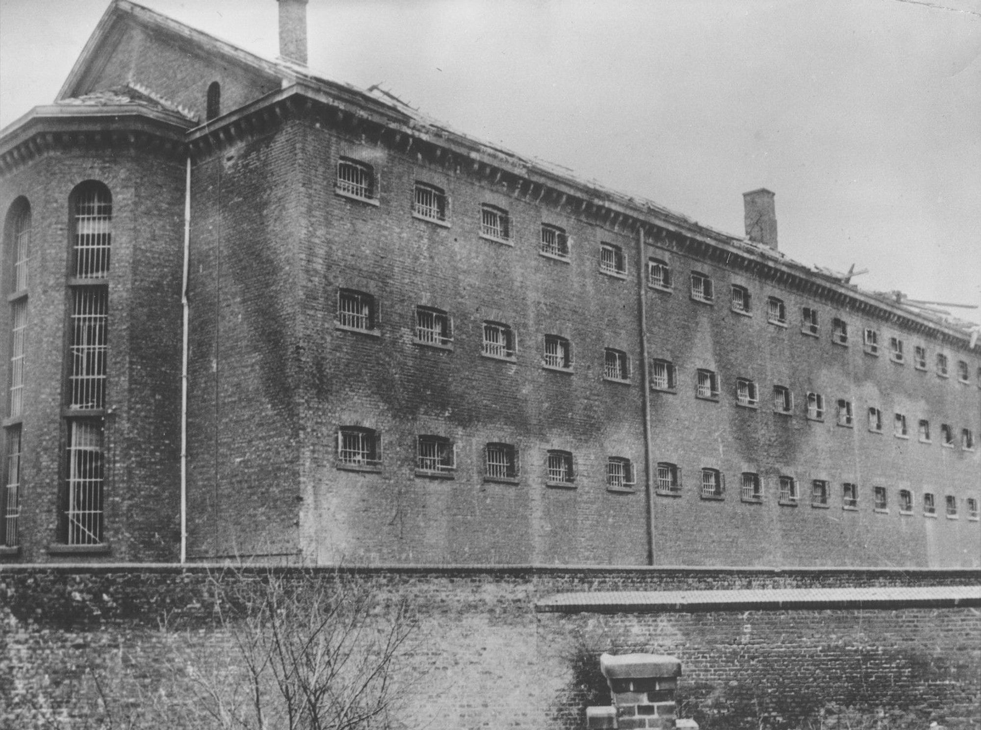 Das Foto zeigt einen Flügel des Kölner Klingelpütz-Gefängnisses im März 1945, nach der Befreiung Kölns durch US-Truppen.