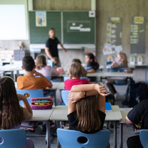 Schülerinnen und Schüler einer vierten Klasse einer Grundschule nehmen am Unterricht teil.