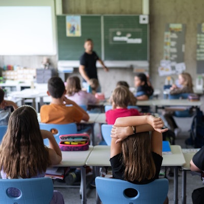 Schülerinnen und Schüler einer vierten Klasse einer Grundschule nehmen am Unterricht teil.