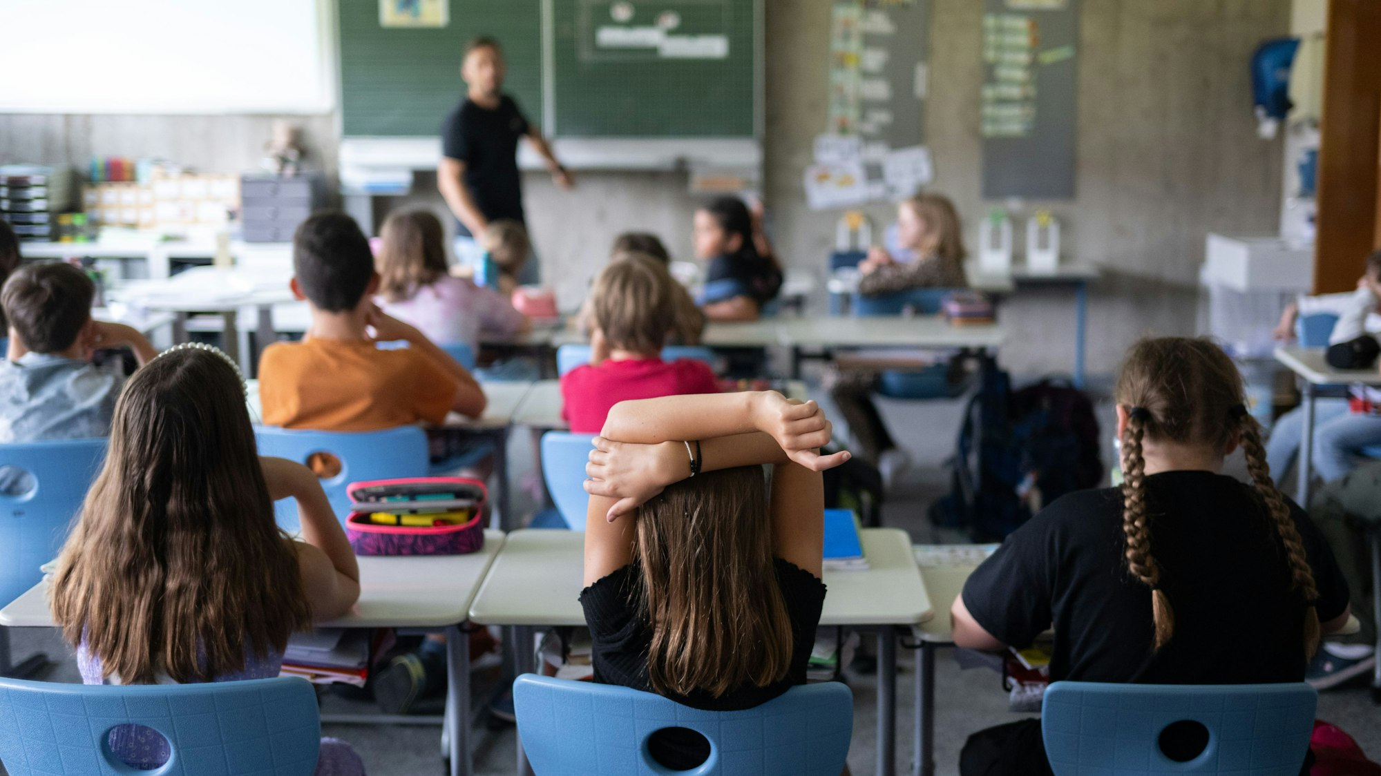 Schülerinnen und Schüler einer vierten Klasse einer Grundschule nehmen am Unterricht teil.