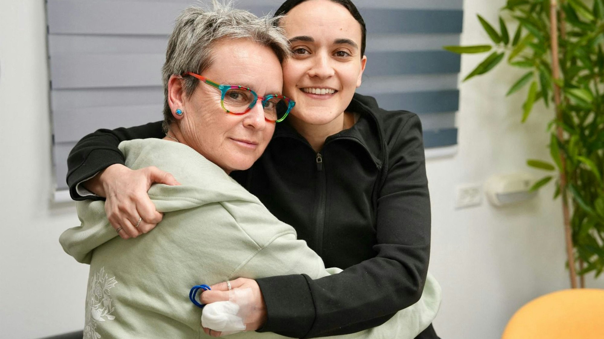 Emily Damari mit ihrer Mutter Amanda. Auch Damaris verletzte Hand ist sichtbar.