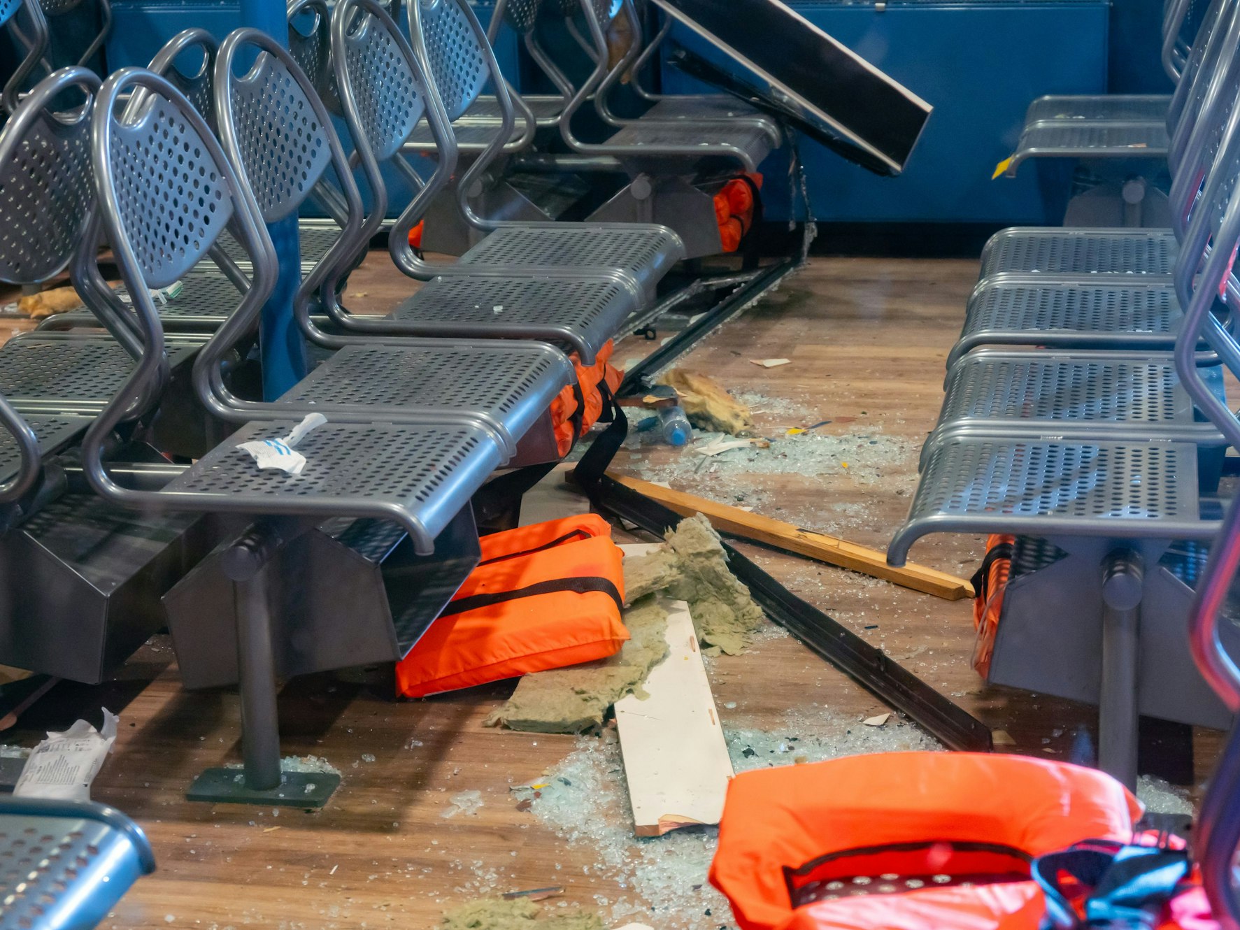 Hamburg: Schäden im Fahrgastbereich der Fähre, die am Anleger Dockland festgemacht hat. Auf der Elbe ist eine Schute gegen eine Fähre geprallt, dabei wurden mehrere Menschen verletzt.