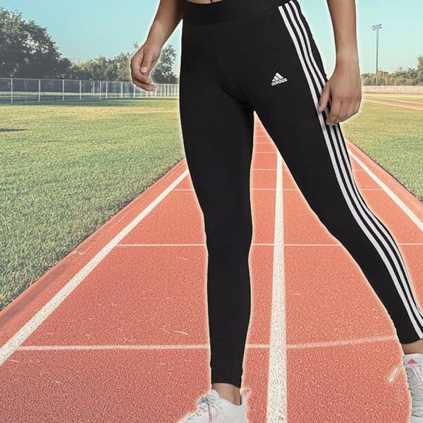 Der Hintergrund zeigt eine Laufstrecke in rot mit weißen Streifen. Davor sieht man eine Person, die eine adidas Leggings trägt.