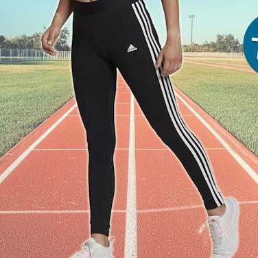 Der Hintergrund zeigt eine Laufstrecke in rot mit weißen Streifen. Davor sieht man eine Person, die eine adidas Leggings trägt.
