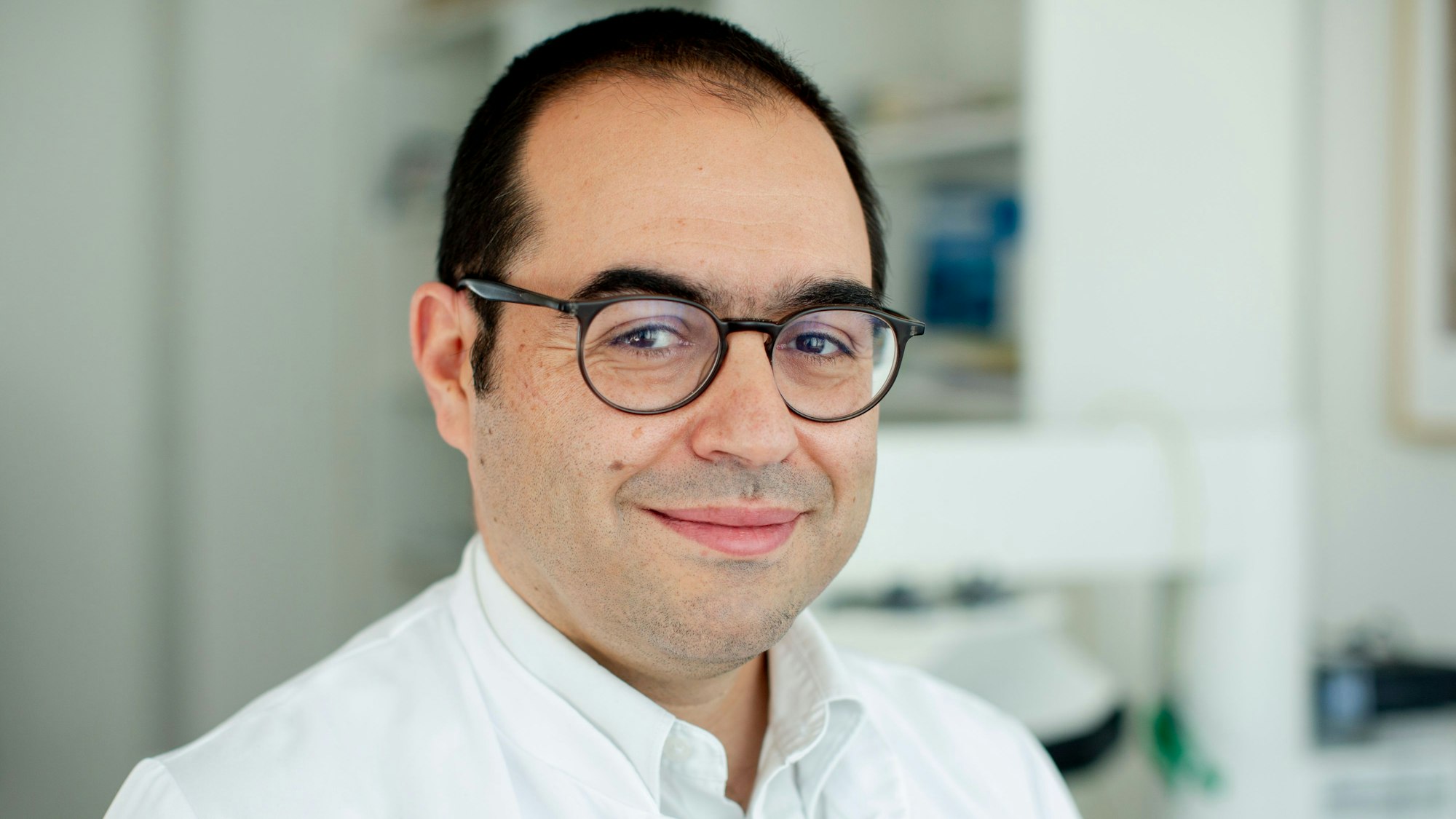 14.09.2020, Köln: Dr. Özgür Onur- Dr. Özgür Onur und Dr. Veerle Visser-Vandewalle setzen an einer Patientin in der Uniklinik Köln ein neues Verfahren zur Behandlung von Alzheimer ein. Foto: Thilo Schmülgen
