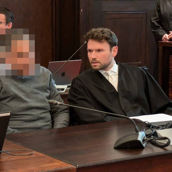 Das Gesicht des Angeklagten ist auf diesem Bild unkenntlich gemacht worden.