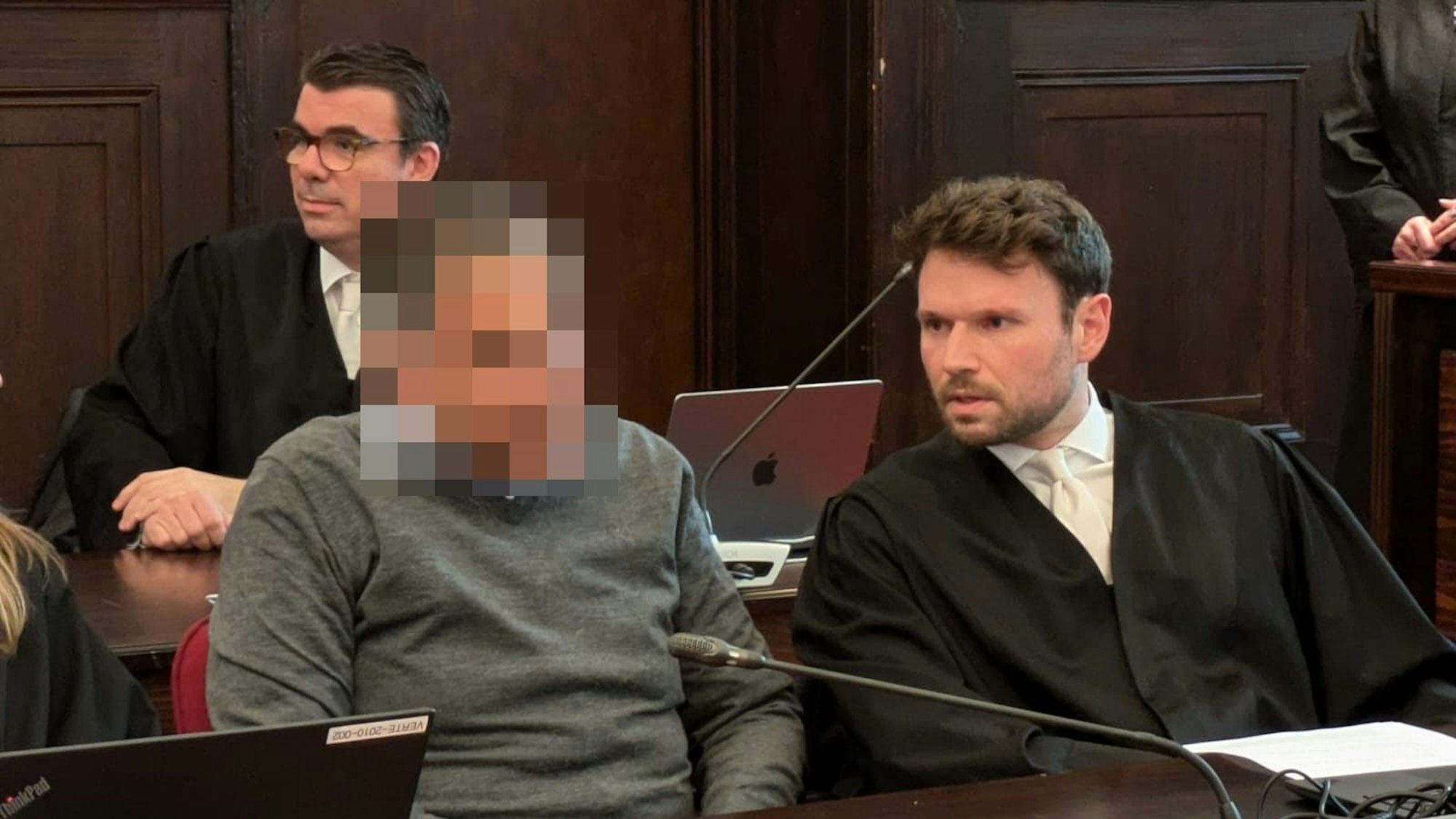 Das Gesicht des Angeklagten ist auf diesem Bild unkenntlich gemacht worden.