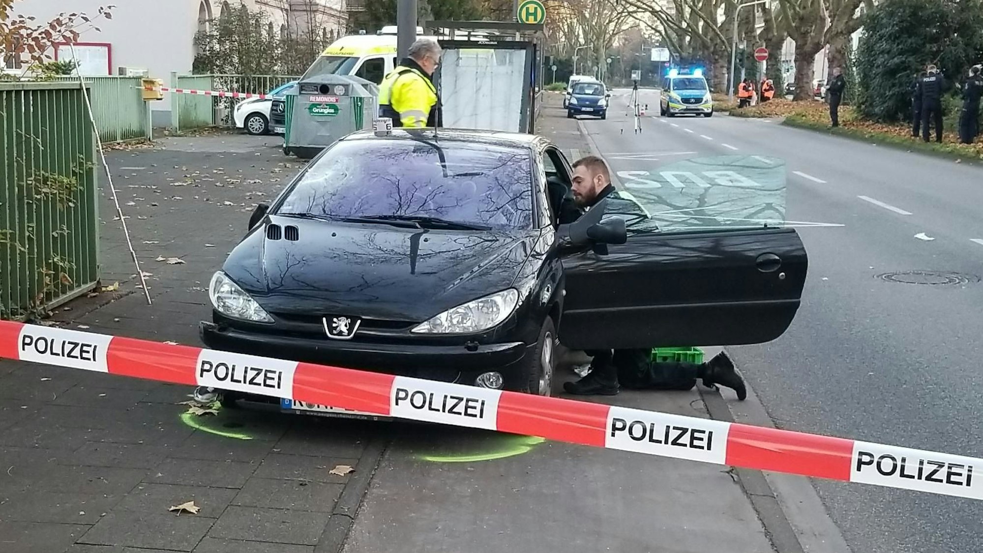 Die Polizei bei der Aufnahme des Unfalls auf der Boltensternstraße im Dezember 2022.