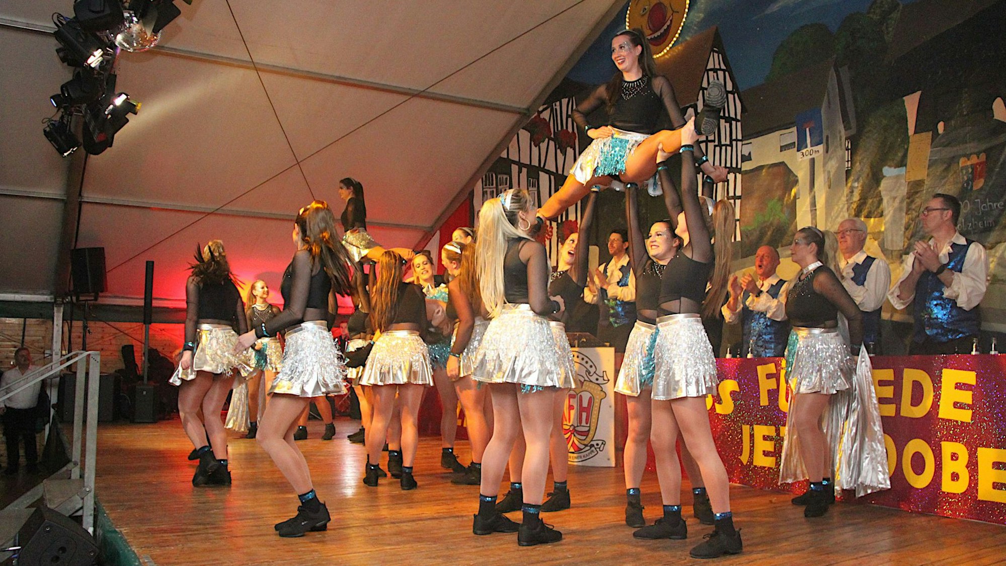 Die Showtanzgruppe „Leev Maries“ tanzt in silberfarbenen Röcken und schwarzen Shirts auf der Bühne in Mechernich-Holzheim.