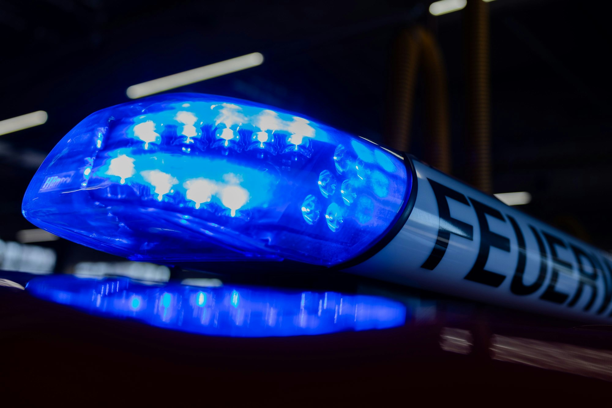 PRODUKTION - 11.01.2024, Nordrhein-Westfalen, Leverkusen: Ein Blaulicht leuchtet auf einem Feuerwehrwagen in der Hauptfeuer- und Rettungswache der Feuerwehr Leverkusen. (zu dpa: «Hausbrand in Bonn: Nachbarn retten verletzte Mutter und Kind») Foto: Rolf Vennenbernd/dpa +++ dpa-Bildfunk +++