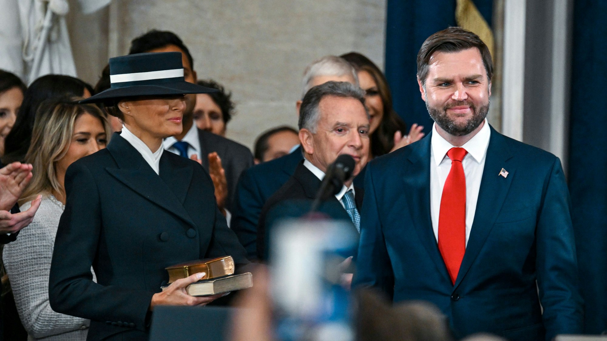Melania Trump, links, und der designierte Vizepräsident JD Vance treffen vor der 60. Amtseinführung des Präsidenten in der Rotunde des US-Kapitols in Washington ein.