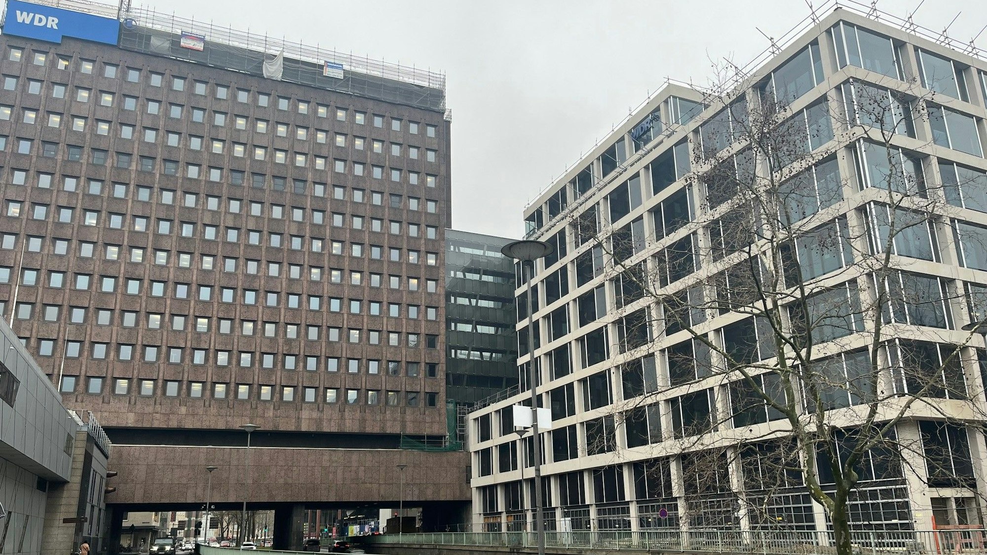 Das WDR-Filmhaus (rechts im Bild).