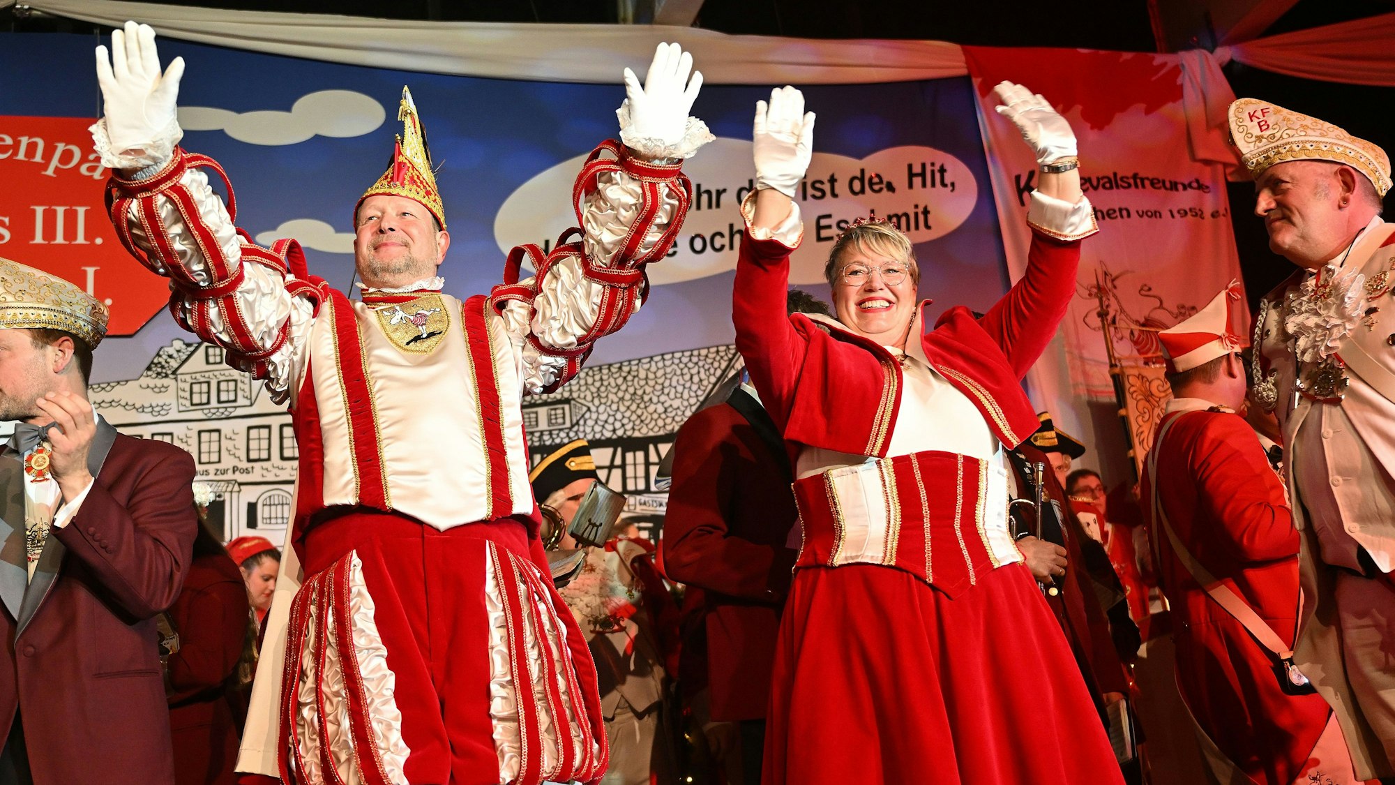 Prinzessin Babette I. und Prinz Hans III. erfüllen sich ihren Traum: Einmal im Leben durch Bechen zu schweben.