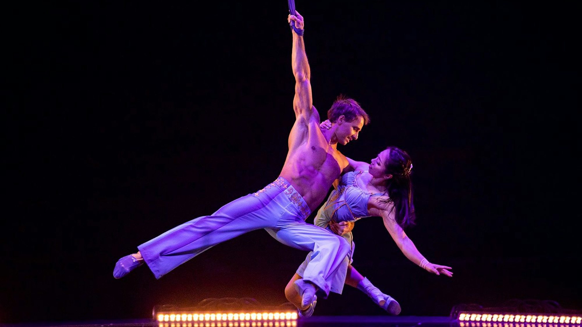 Das Foto zeigt zwei Akrobaten.