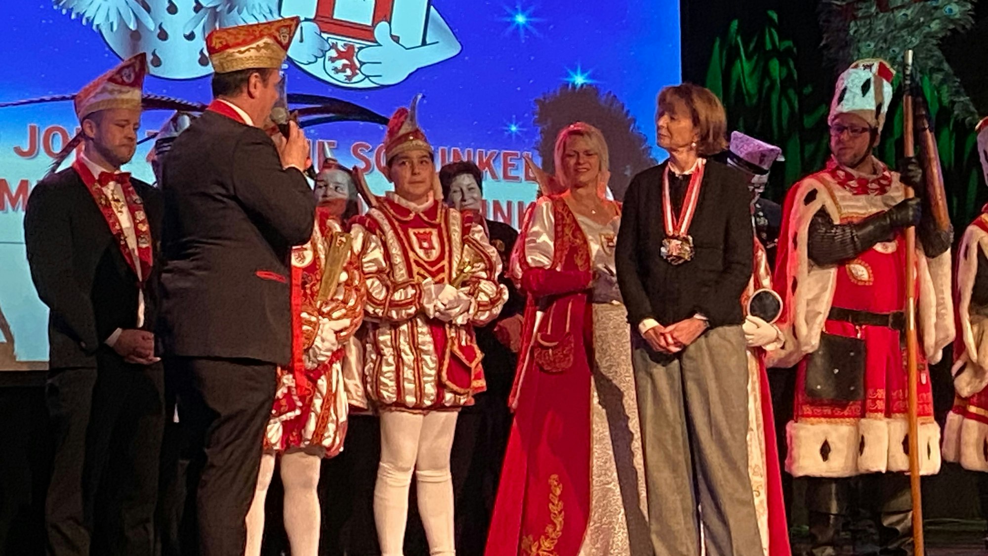 Das große und kleine Porzer Dreigestirn sowie der Festausschuss Porzer Karneval brachten Frohsinn in den Saal und ehrten die Oberbürgermeisterin mit Orden.