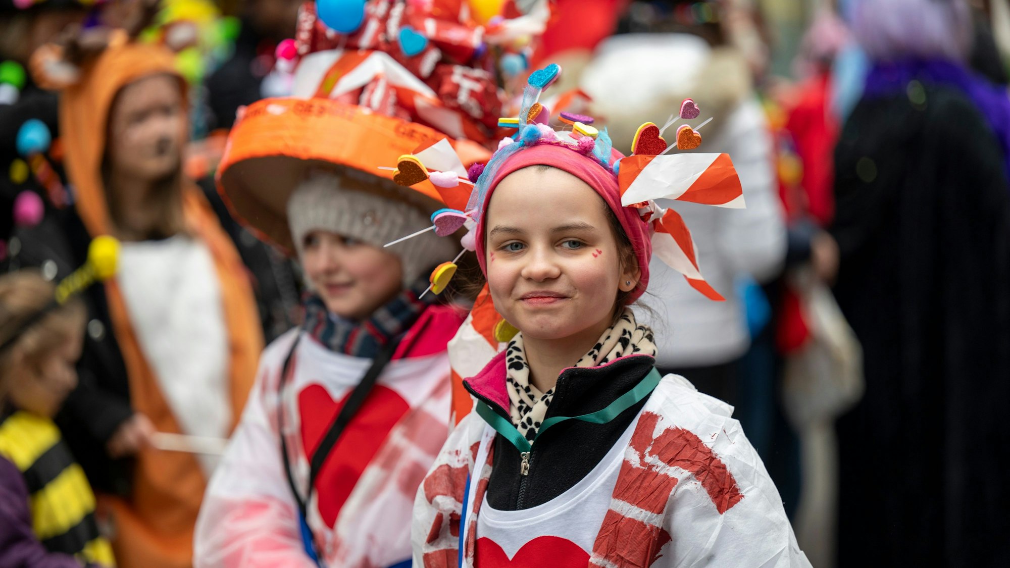 Kinder hoffen auf Kamelle.