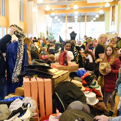 Das Foto zeigt viele Menschen und Kostüme.