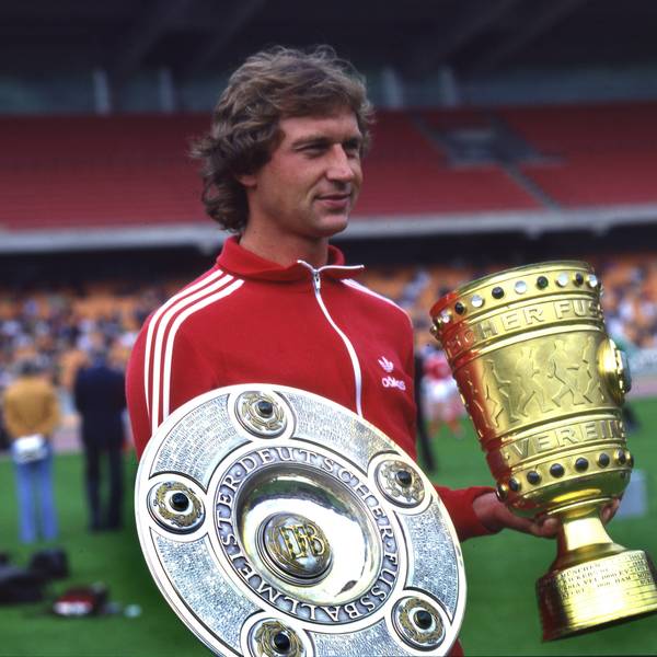 Heinz Flohe (1. FC Köln) mit Meisterschale und DFB Pokal 07.1978. HM
Heinz Flohe 1 FC Cologne with Bowl champions and DFB Cup 07 1978 HM