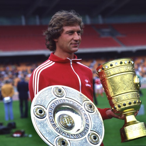Heinz Flohe (1. FC Köln) mit Meisterschale und DFB Pokal 07.1978. HM
Heinz Flohe 1 FC Cologne with Bowl champions and DFB Cup 07 1978 HM