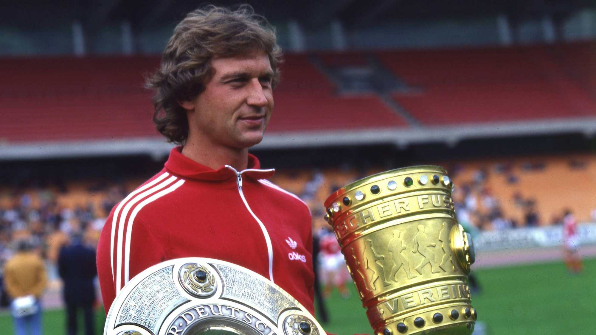 Heinz Flohe (1. FC Köln) mit Meisterschale und DFB Pokal 07.1978. HM
Heinz Flohe 1 FC Cologne with Bowl champions and DFB Cup 07 1978 HM