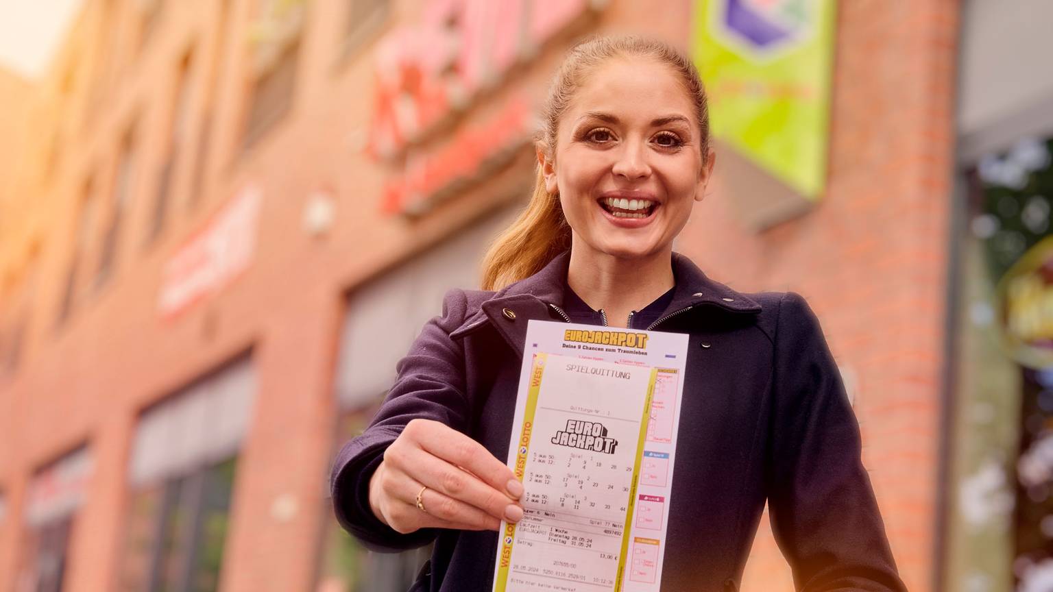 Beliebtestes Spiel 2024 bei WestLotto war nach wie vor der Klassiker LOTTO 6aus49 mit rund 777,8 Millionen Euro. Immer beliebter wird der Eurojackpot: Die europäische Lotterie verzeichnete im vergangenen Jahr in NRW Spieleinsätze von rund 624,9 Millionen Euro.