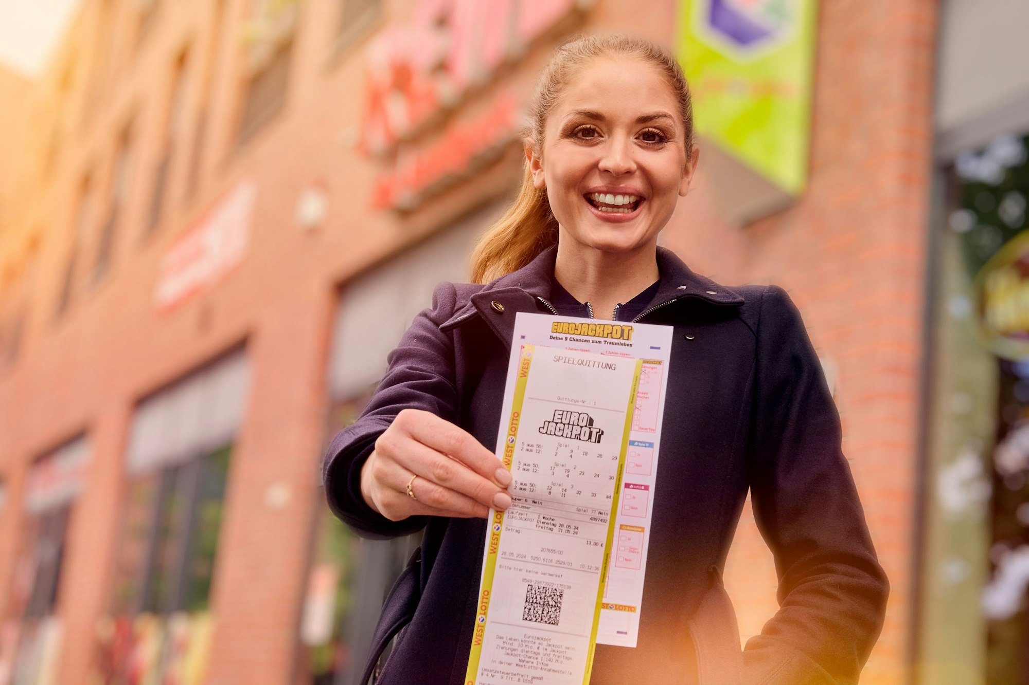 Beliebtestes Spiel 2024 bei WestLotto war nach wie vor der Klassiker LOTTO 6aus49 mit rund 777,8 Millionen Euro. Immer beliebter wird der Eurojackpot: Die europäische Lotterie verzeichnete im vergangenen Jahr in NRW Spieleinsätze von rund 624,9 Millionen Euro.