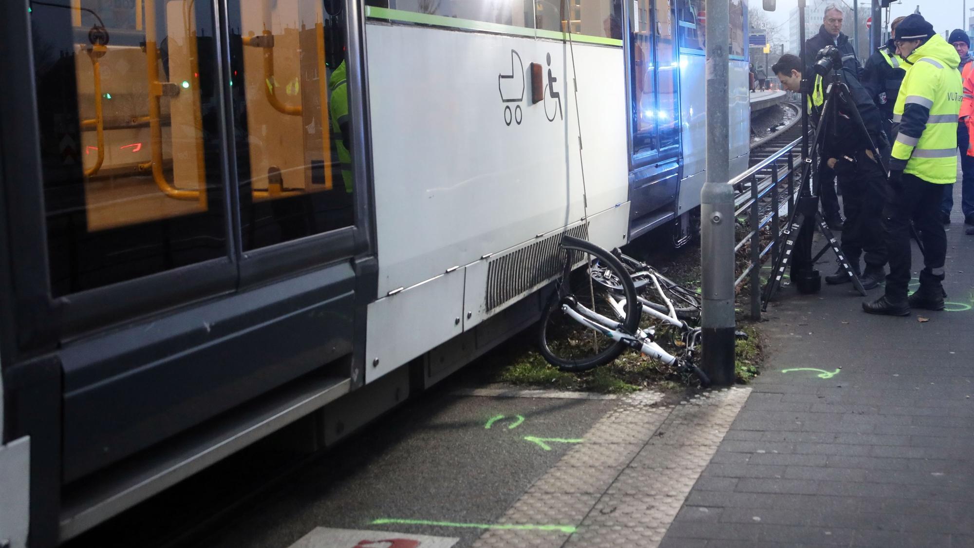 Polizeibeamte bei der Unfallaufnahme am Wiener Platz. Das Fahrrad der 17-Jährigen wurde von der Stadtbahn eingeklemmt.