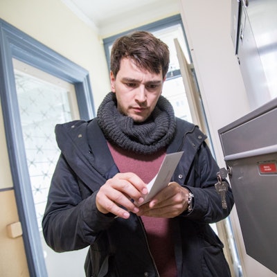 ILLUSTRATION - Gefälschte Steuerbescheide per Post: Bestehen Zweifel an der Richtigkeit, fragen Sie sicherheitshalber beim zuständigen Finanzamt nach. (zu dpa: «Gefälschte Steuerbescheide: So erkennen Sie den Betrug») Foto: Christin Klose/dpa-tmn - Honorarfrei nur für Bezieher des dpa-Themendienstes +++ dpa-Themendienst +++