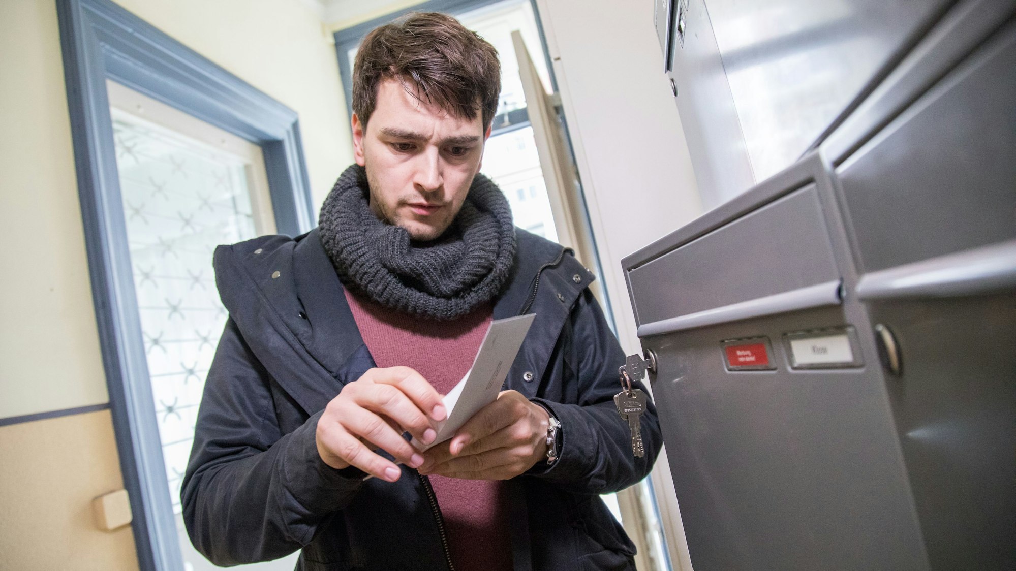 ILLUSTRATION - Gefälschte Steuerbescheide per Post: Bestehen Zweifel an der Richtigkeit, fragen Sie sicherheitshalber beim zuständigen Finanzamt nach. (zu dpa: «Gefälschte Steuerbescheide: So erkennen Sie den Betrug») Foto: Christin Klose/dpa-tmn - Honorarfrei nur für Bezieher des dpa-Themendienstes +++ dpa-Themendienst +++