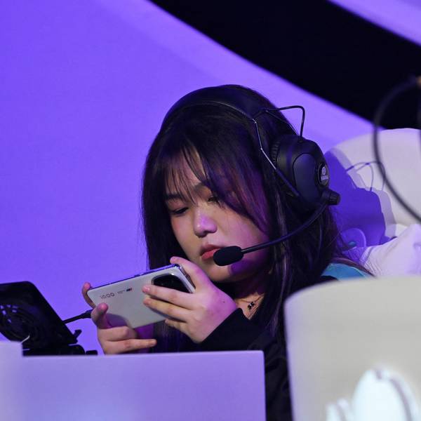 Eine junge Frau nimmt an einem E-Sport-Turnier teil.