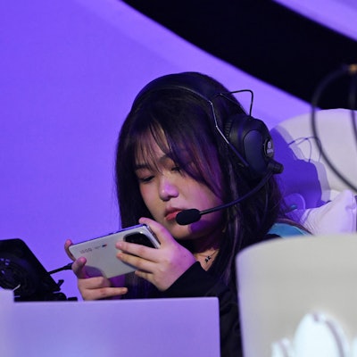 Eine junge Frau nimmt an einem E-Sport-Turnier teil.