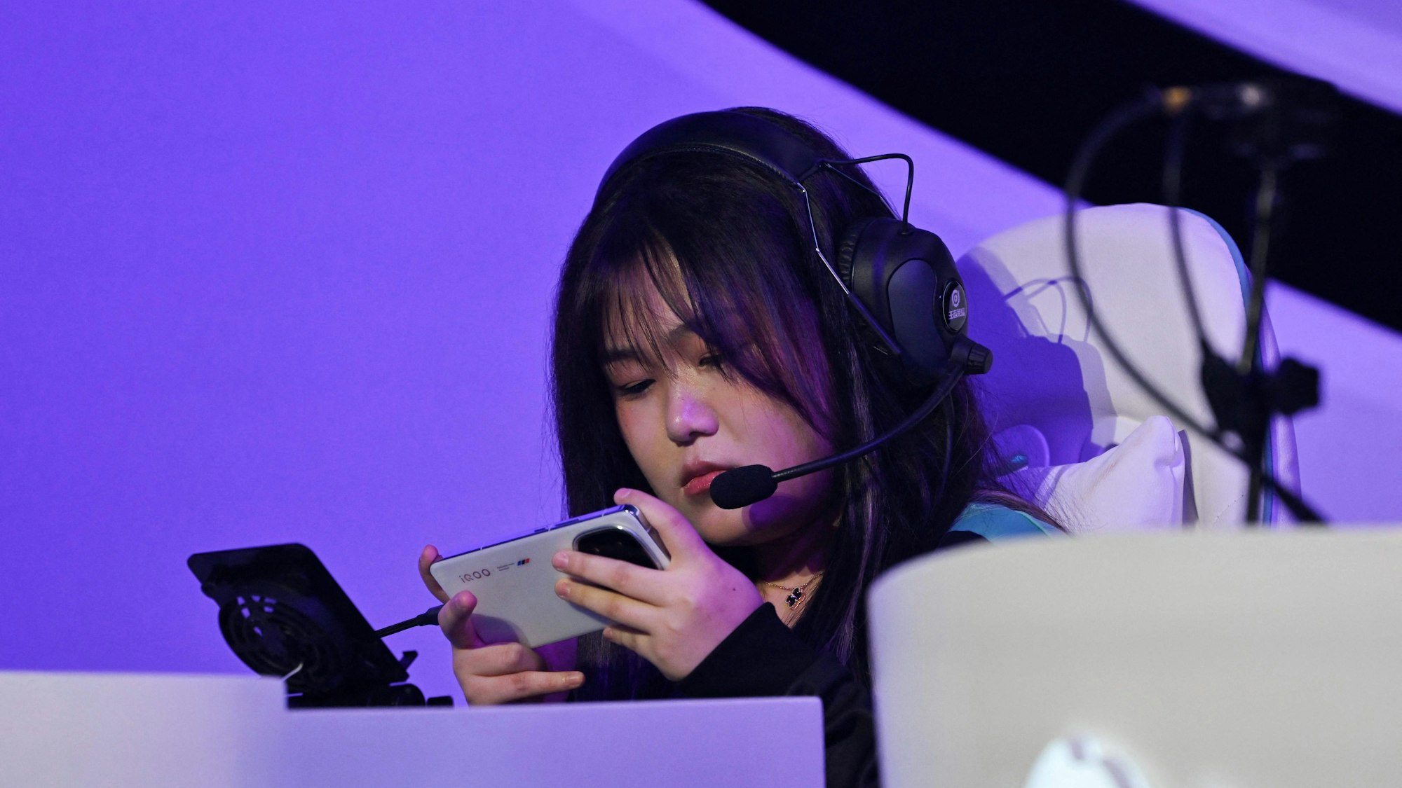 Eine junge Frau nimmt an einem E-Sport-Turnier teil.