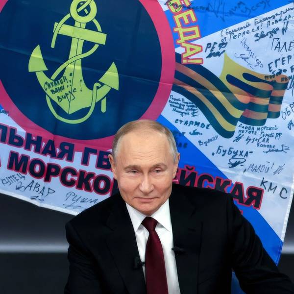 Während seiner traditionellen Pressekonferenz am Jahresende posierte Kremlchef Wladimir Putin vor der Flagge der 155. Marineinfanteriebrigade der russischen Pazifikflotte. Der Elite-Einheit werden seit Kriegsbeginn zahlreiche Gräueltaten vorgeworfen. (Archivbild)