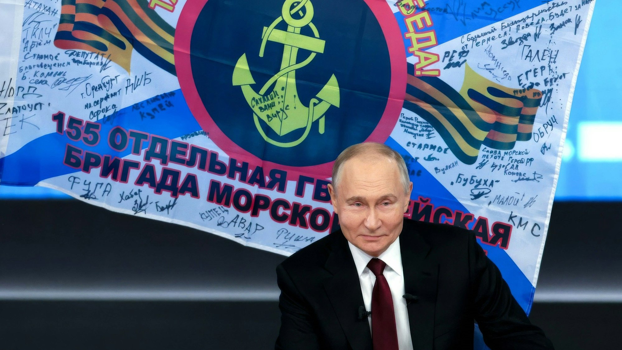 Während seiner traditionellen Pressekonferenz am Jahresende posierte Kremlchef Wladimir Putin vor der Flagge der 155. Marineinfanteriebrigade der russischen Pazifikflotte. Der Elite-Einheit werden seit Kriegsbeginn zahlreiche Gräueltaten vorgeworfen. (Archivbild)