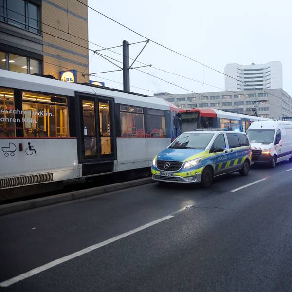 Bei einem Unfall am Wiener Platz ist eine 17-jährige Radfahrerin schwer verletzt worden. Der Bereich musste für den Rettungseinsatz und die Unfallaufnahme der Polizei gesperrt werden.