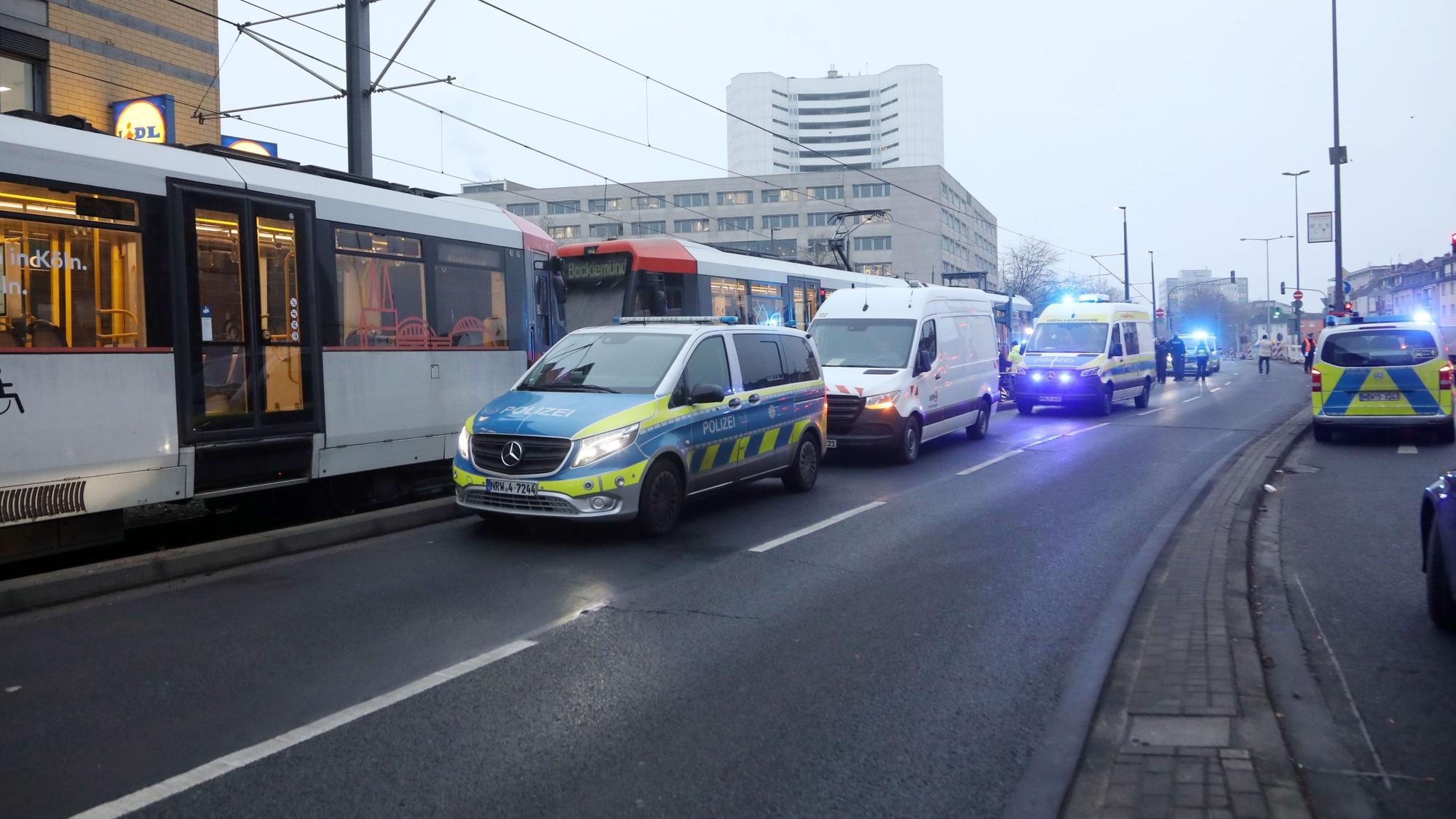 Bei einem Unfall am Wiener Platz ist eine 17-jährige Radfahrerin schwer verletzt worden. Der Bereich musste für den Rettungseinsatz und die Unfallaufnahme der Polizei gesperrt werden.