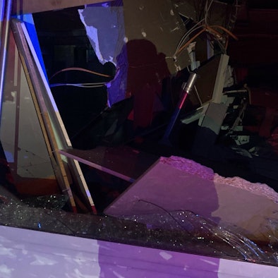 Die Fensterscheiben der Bankfiliale in Rommerskirchen wurden bei der Explosion in der Nacht zum Montag zerstört. Ob die Büroräume über der Filiale noch nutzbar sind, war noch unklar.