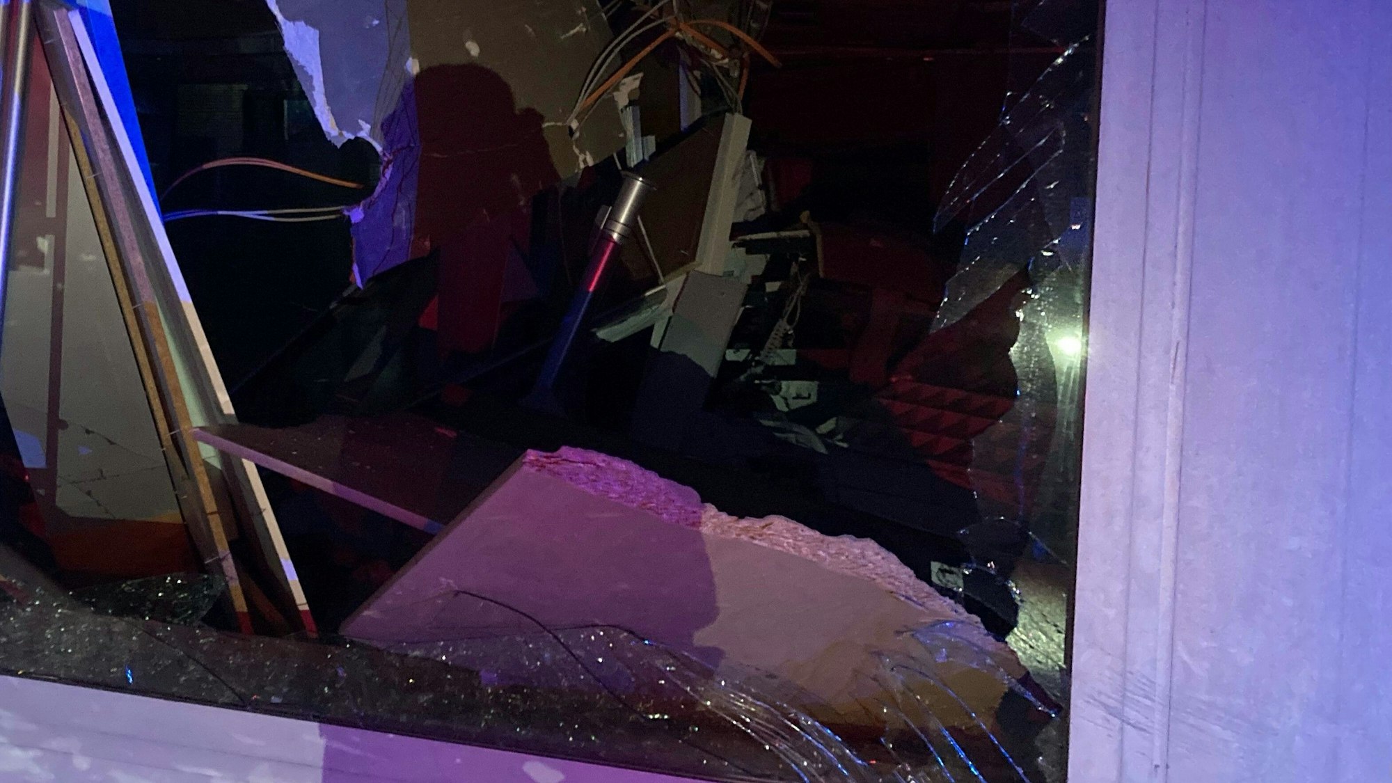 Die Fensterscheiben der Bankfiliale in Rommerskirchen wurden bei der Explosion in der Nacht zum Montag zerstört. Ob die Büroräume über der Filiale noch nutzbar sind, war noch unklar.