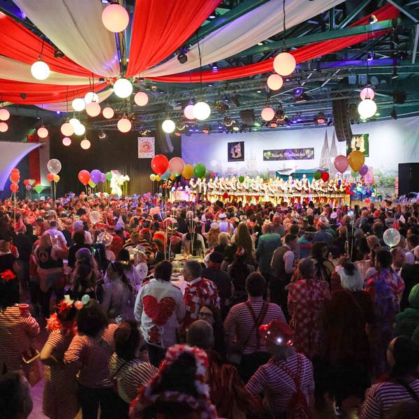 1500 Jecke feierten am Sonntag im Theater am Tanzbrunnen den „Madämcher Schoppen“.