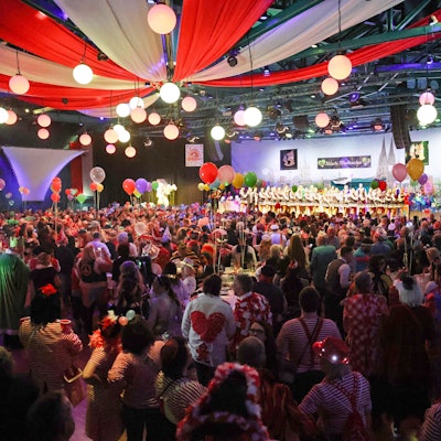 1500 Jecke feierten am Sonntag im Theater am Tanzbrunnen den „Madämcher Schoppen“.