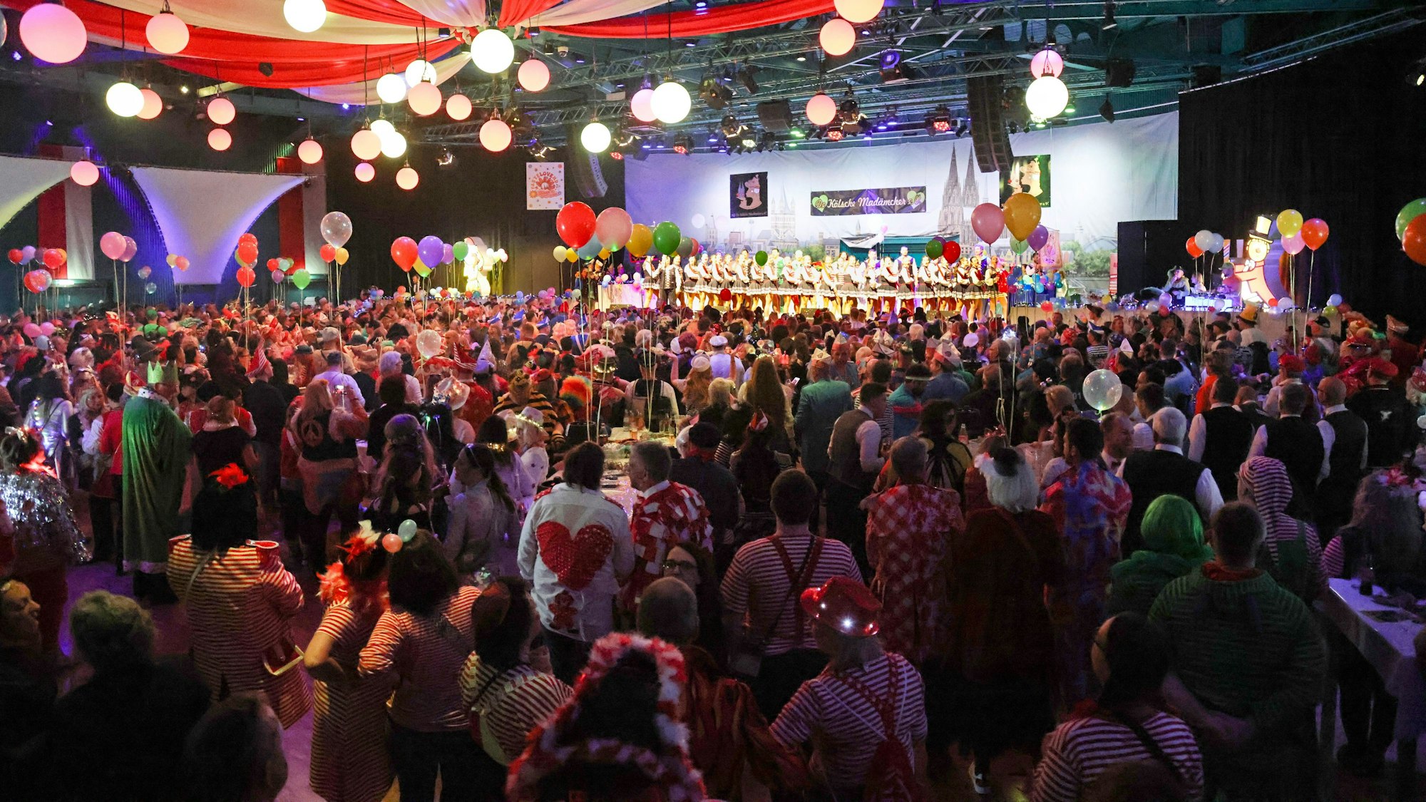 1500 Jecke feierten am Sonntag im Theater am Tanzbrunnen den „Madämcher Schoppen“.