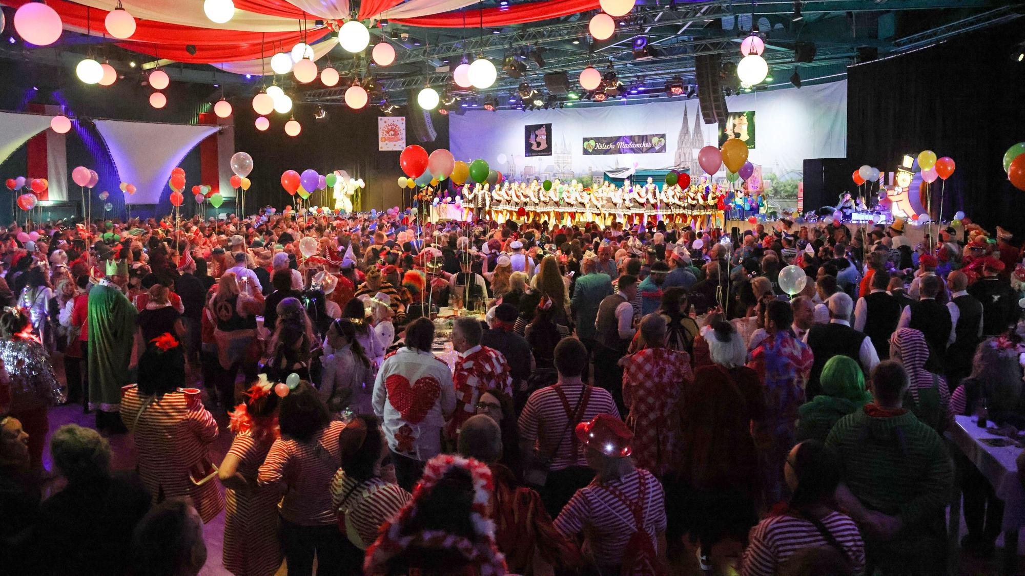 1500 Jecke feierten am Sonntag im Theater am Tanzbrunnen den „Madämcher Schoppen“.