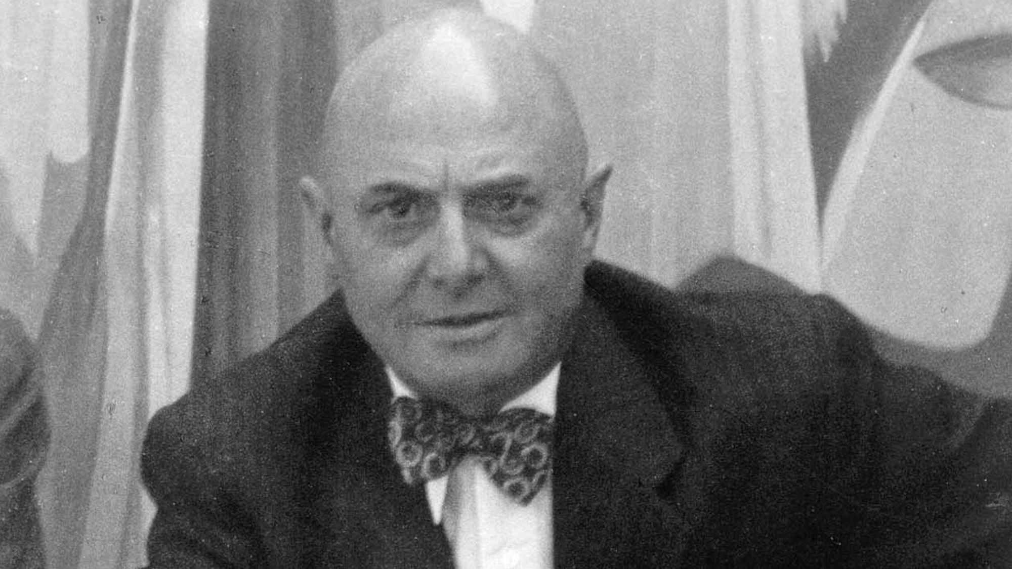 Wilhelm Fähler hat als Architekt die städtebauliche Entwicklung die Stadt Leverkusen geprägt. Ein Mann schaut in die Kamera.