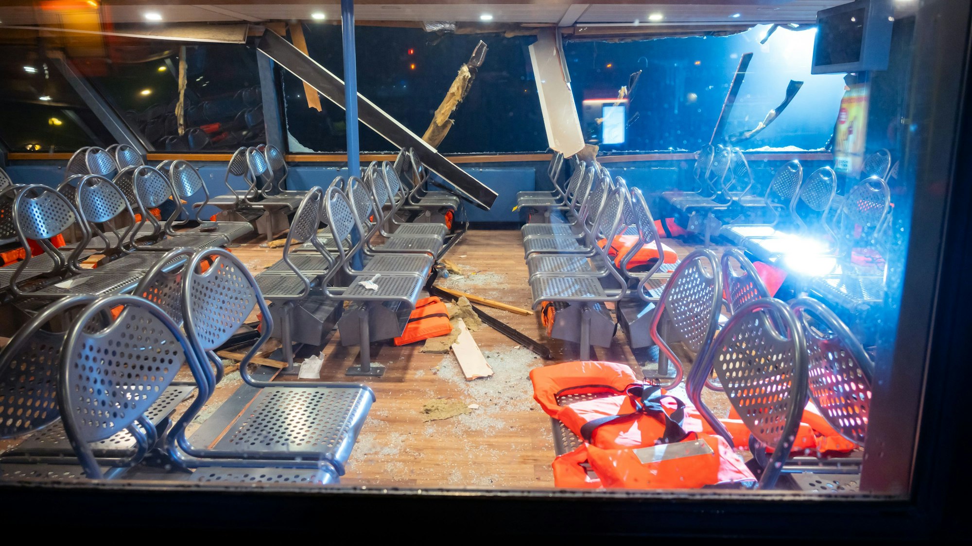 Schäden im Fahrgastbereich der Fähre, die am Anleger Dockland festgemacht hat. Auf der Elbe ist eine Schute gegen eine Fähre geprallt, dabei wurden mehrere Menschen verletzt.