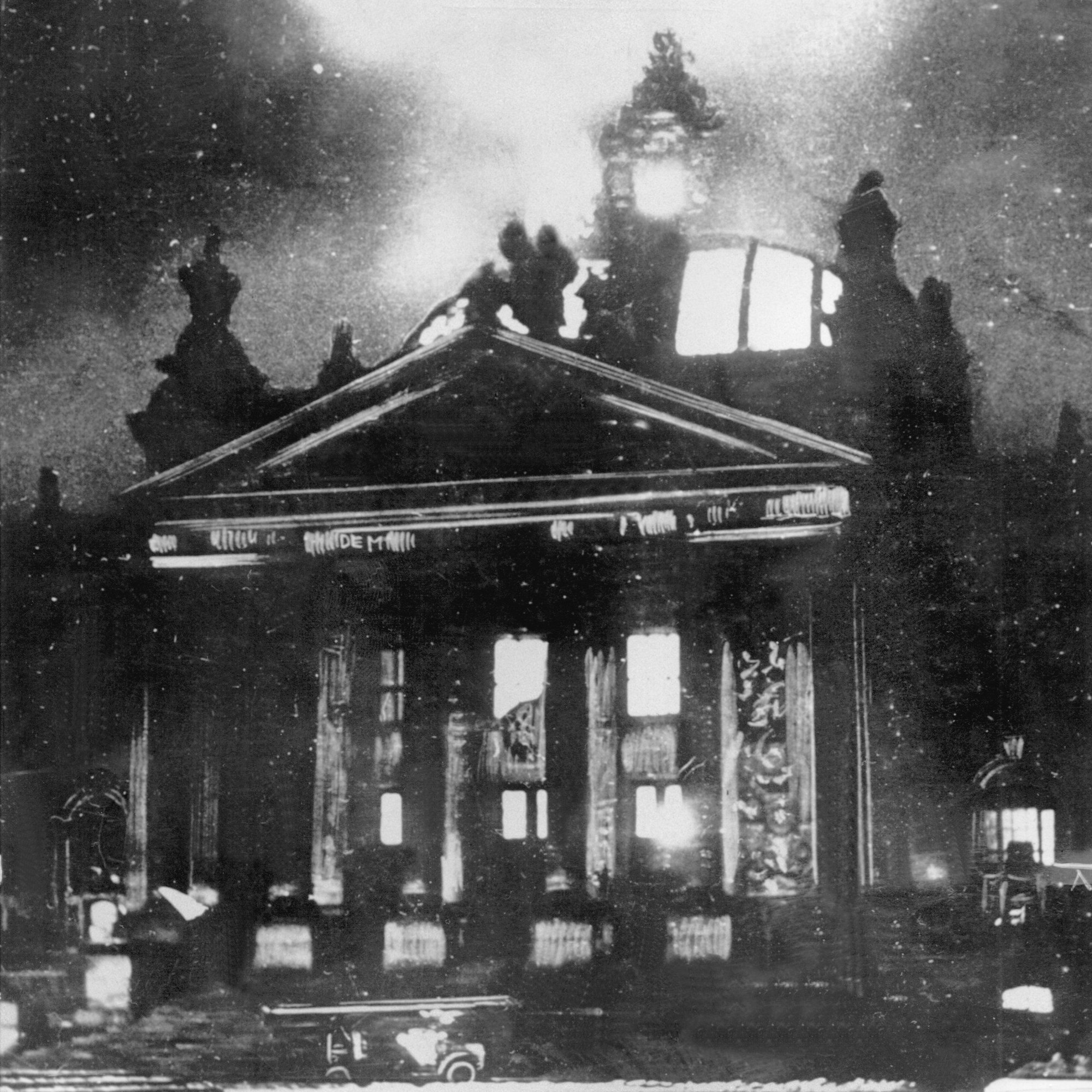 Das Foto zeigt den brennenden Reichstag in der Nacht des 27. Februar 1933.