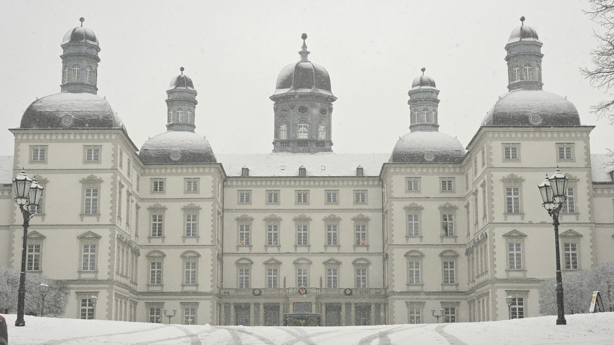 Wintereinbruch-Schnee-