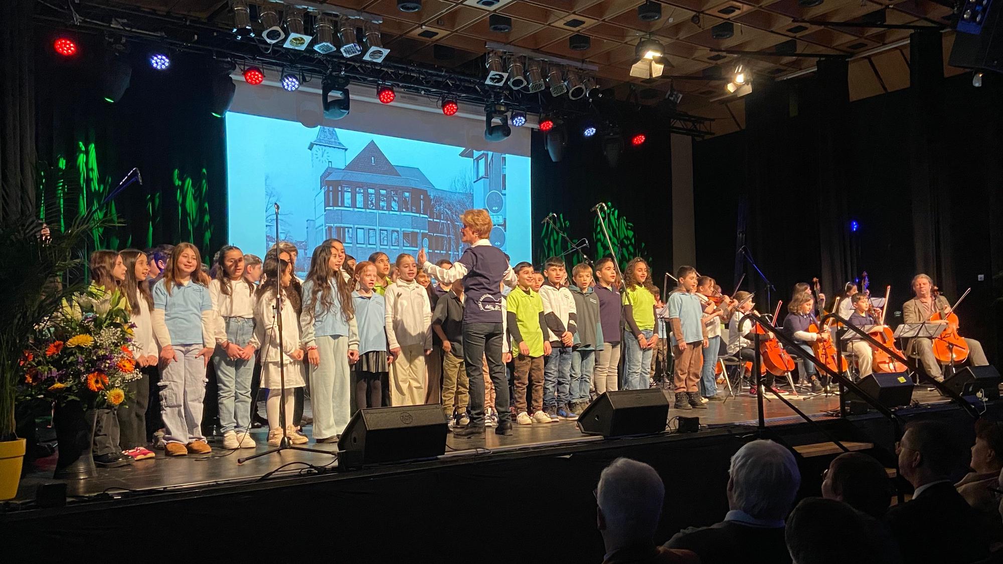 Ein gutes Miteinander von Menschen jeder Herkunft besangen Kinder der Grundschule Hauptstraße mit einem ergreifenden Vortrag des Kölschen Stammbaums.