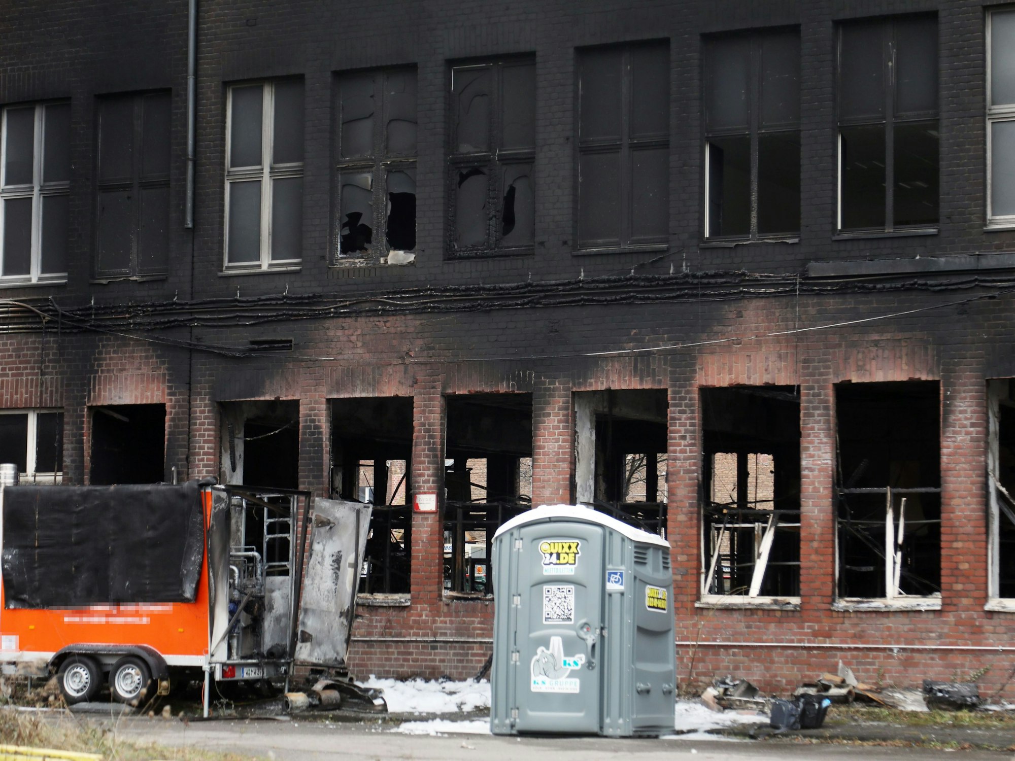 20.01.2025, Köln: Bei einem Brand in einem Großlager der Diakonie in der Dillenburger Straße in Köln-Kalk ist das gesamte Spendengut von den Flammen vernichtet worden. Foto: Arton Krasniqi